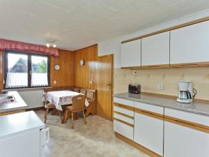 Una cocina o kitchenette en holiday home in the Thuringian Forest with roof