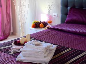 łóżko z stertą ręczników i owoców na nim w obiekcie Sleep And Fly Rome Airport w mieście Fiumicino