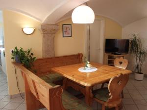 comedor con mesa de madera y sillas en Comfy Apartment in Wei ig with Garden, en Weißig