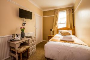 A bed or beds in a room at The Longboat Inn