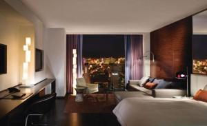 ラスベガスにあるPalms Place Studio with Balcony & Strip Viewのベッドとリビングルームが備わるホテルルームです。