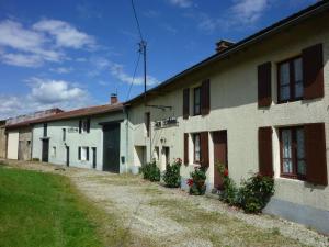 una casa blanca con flores delante en Spacious holiday home near the forest en Barricourt