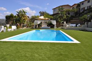 San Pier NicetoにあるVilla Martiusの草の庭の中のスイミングプール