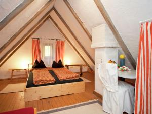 מיטה או מיטות בחדר ב-Cosy holiday home with gazebo