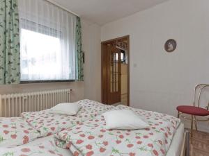2 łóżka pojedyncze w sypialni z oknem w obiekcie Apartment near the forest in Hullersen w mieście Einbeck
