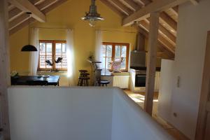 eine Küche mit einer großen weißen Arbeitsplatte in einem Zimmer in der Unterkunft Altstadt-Ferienwohnung in Füssen