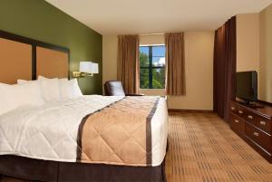 Säng eller sängar i ett rum på Sonesta Simply Suites Lafayette Airport