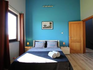 A bed or beds in a room at Escape with Bubble Bath