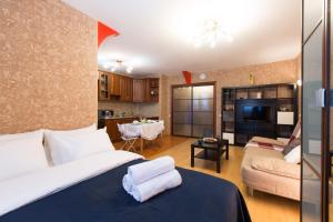 モスクワにあるLux Apartments Novorogozhskayaのベッドルーム1室(ベッド1台付)、リビングルームが備わります。