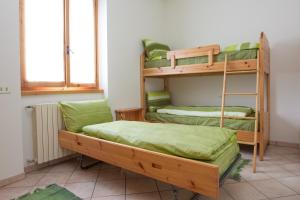 ボルミオにあるCasa Ricoの二段ベッド2組が備わる客室です。