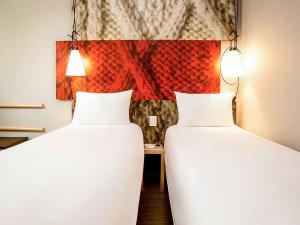 A bed or beds in a room at ibis Lima Reducto Miraflores