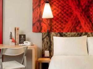 A bed or beds in a room at ibis Lima Reducto Miraflores