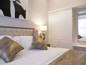 Postel nebo postele na pokoji v ubytování Tailor Two-Bedroom Suite