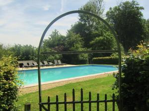 巴斯布多的住宿－卡斯特博德酒店，庭院中游泳池旁的拱门