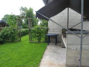 ウェームにあるQuaint Apartment in Ondenval with Terraceの庭の黒いテーブルと傘