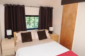 um quarto com uma cama e uma janela em Hogs Head Hotel em Nottingham