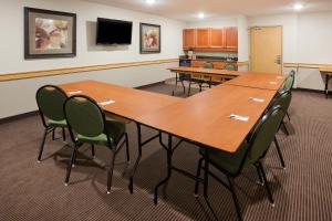 una sala de conferencias con una mesa grande y sillas en AmericInn by Wyndham Hawley, en Hawley