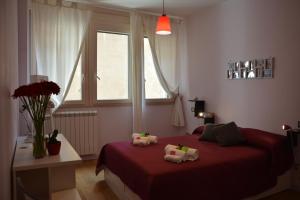 una camera da letto con un letto rosso e una finestra di Luci della città Palazzo San Matteo a Palermo