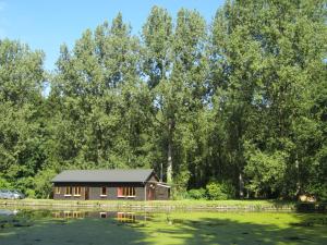 BraibantにあるBeautiful Holiday Home in Braibantの池の小屋