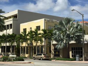 une voiture garée devant un immeuble avec des palmiers dans l'établissement Hotel Ponce de Leon, à Miami