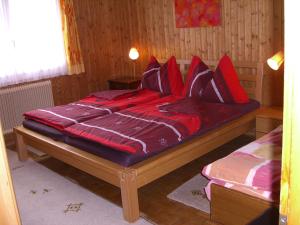 Uma cama ou camas num quarto em Ferienwohnung Tschudiboden