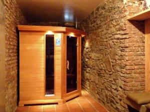 pasillo con puerta de madera en una pared de piedra en Villa in Spa with Sauna Recreation and Playroom, en Spa