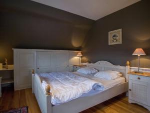 - une chambre avec un grand lit blanc et deux lampes dans l'établissement Beautiful villa 200 metres from the sea, à Coxyde