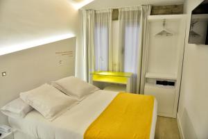 Posteľ alebo postele v izbe v ubytovaní Atarazanas Málaga Boutique Hotel