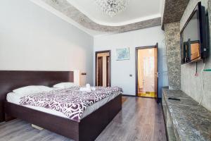 Un pat sau paturi într-o cameră la Mini Hotel Bereket Dip