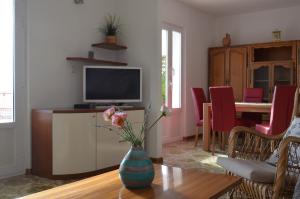 Televízia a/alebo spoločenská miestnosť v ubytovaní Villa Prana
