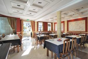 a restaurant with tables and chairs in a room at Colina do Ave Alojamento Local in Ribeirão