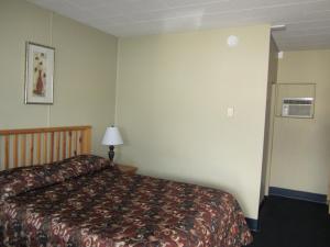 Letto o letti in una camera di Schell Motel