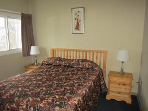 Letto o letti in una camera di Schell Motel
