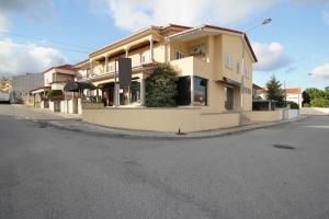 RibeirãoにあるColina do Ave Alojamento Localの通りの角にある建物