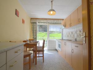 Cozy Apartment in Kerpen with Gardenにあるキッチンまたは簡易キッチン