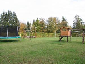 Herní místnost nebo prostor pro děti v ubytování Tidy holiday home with dishwasher, in a green area