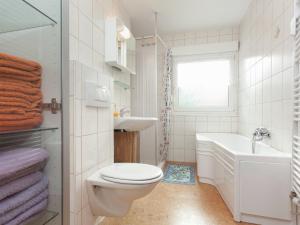 ヴィルデマンにあるMesmerizing Apartment in Wildemann Germany with Gardenの白いバスルーム(トイレ、シンク付)