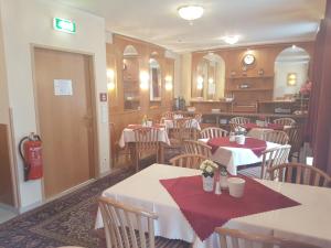 A restaurant or other place to eat at Hotel Haydn