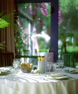 einen Tisch mit einem weißen Tischtuch und einem Korb mit Lebensmitteln in der Unterkunft Hotel Roma in Grottammare
