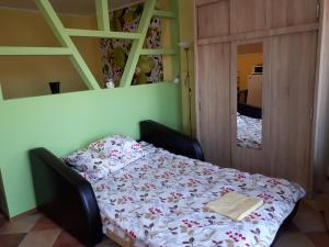 A bed or beds in a room at Rozmaring Apartmanok