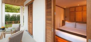 Avani+ Luang Prabang Hotel的阳台或露台