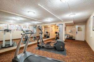 Fitness center at/o fitness facilities sa Econo Lodge Hagerstown I-81