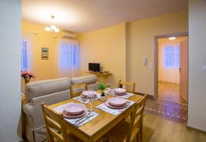 A television and/or entertainment centre at Oikia Preveza
