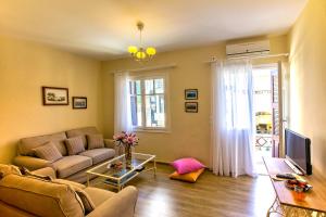A television and/or entertainment centre at Oikia Preveza