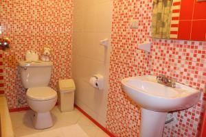 a bathroom with a toilet and a sink at Hotel El Tumi 2 in Huaraz