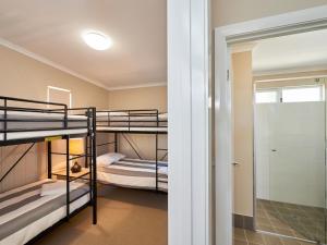 Ένα ή περισσότερα κρεβάτια σε δωμάτιο στο RAC Cervantes Holiday Park +30 φωτογραφίες