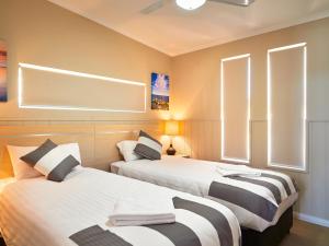 
A bed or beds in a room at RAC Cervantes Holiday Park
