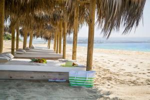 una fila de mesas de masaje en la playa en Asterias Beach Hotel, en Ayia Napa