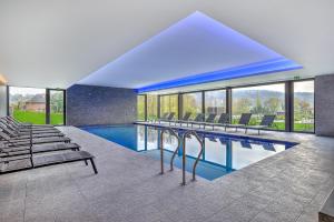 Bazén v ubytování R hotel experiences nebo v jeho okolí