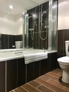 een badkamer met een douche en een toilet bij No. 14 in St Andrews